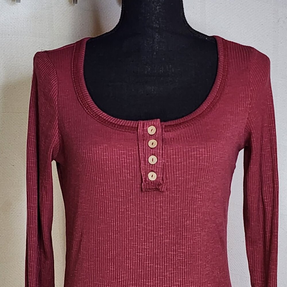 Kissfix Maroon Waffle Knit LS Henley Button Sleeve Detail Poly Rayon Top Size S - Picture 2 of 16